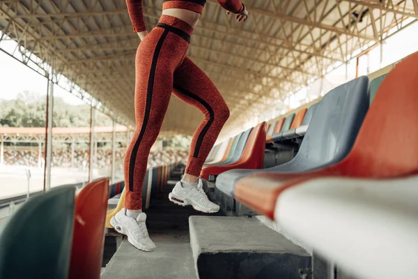 Retrato de um esporte Fitness Girl Vestida Moda Sportswear Roupa Fazendo Jogging e Run no Estádio da Cidade, conceito de estilo de vida saudável — Fotografia de Stock