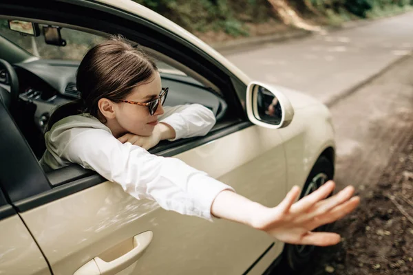 Glücklich nettes Mädchen genießen Roadtrip, Urlaubskonzept, Urlaub außerhalb der Stadt — Stockfoto