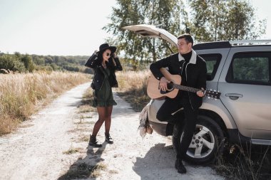 Siyah Giysili Mutlu Seyahat Çifti Saha Yolu 'nda Yolculuk, Gitar Çalan Adam, Tatil Konsepti