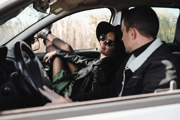 Feliz Casal Viajante Vestido com Roupas Elegantes Pretas Gozando de uma Viagem De Estrada Sentado Dentro Do Carro, Conceito De Férias — Fotografia de Stock