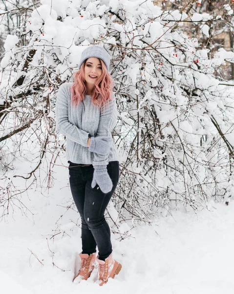 Mladá blondýnka žena v šedém svetru si užívá zimu — Stock fotografie