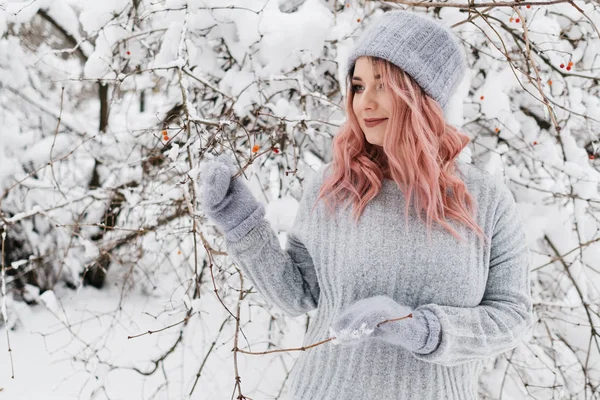 Mulher loira jovem em camisola cinza está desfrutando de inverno — Fotografia de Stock
