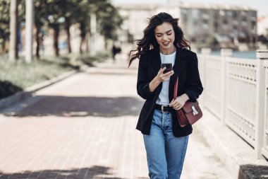 Şık Pretty Esmer Genç Kadın Açık Moda Portre
