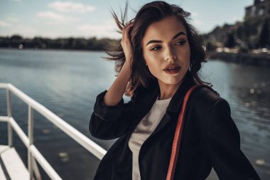 Şık Pretty Esmer Genç Kadın Açık Moda Portre