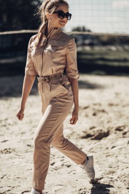 Şık Kız Portresi Sandy Beach Poz Kadın Tulum Giyer