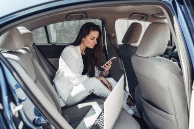 Beyaz Takım Elbiseli Moda Şık Kız Arabada Laptop Çalışır