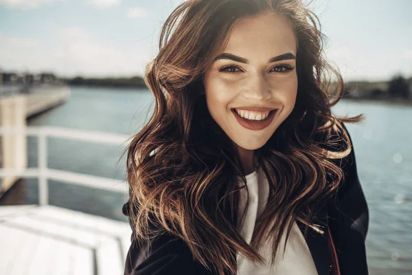 Retrato de moda de la elegante morena bonita mujer joven al aire libre —  Fotos de Stock