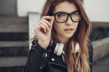 Siyah Deri Ceket ve Trendy Siyah Gözlük genç güzel kız Açık Yaz Portresi