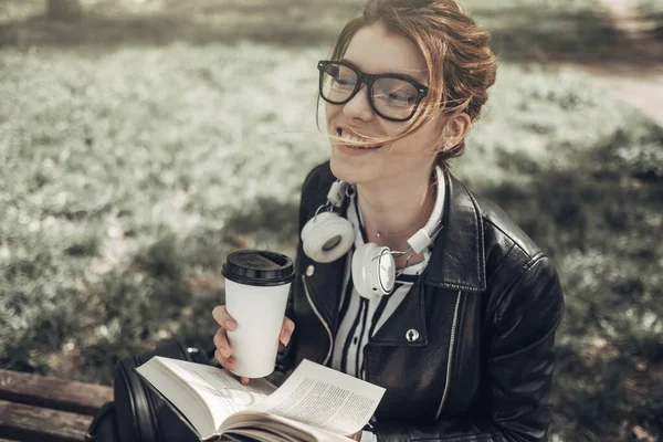 Outdoor Summer Portrait of Young Beautiful Girl in Black Leather Jacket Leads Livro no Parque — Fotografia de Stock