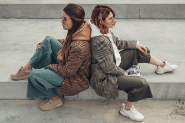 İki Moda Kız Portresi, En İyi Arkadaşlar Açık havada, Şık Ceket Giyen, Göl Yakınında Yürüyüş