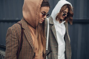İki Moda Kız Portresi, En İyi Arkadaşlar Açık havada, Şık Ceket Giyiyor