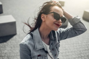 Güneş Gözlüğü Beyaz Pantolon ve Jeans Ceket, Kırmızı Ruj Güzel Esmer Kız