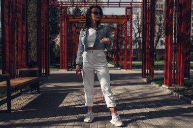 Güneş Gözlüğü Beyaz Pantolon ve Jeans Ceket, Kırmızı Ruj Güzel Esmer Kız