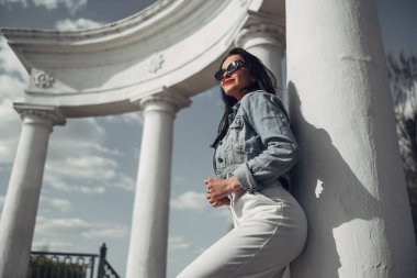 Güneş Gözlüğü Beyaz Pantolon ve Jeans Ceket, Kırmızı Ruj Güzel Esmer Kız