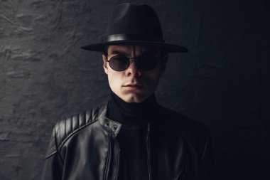 Siyah Deri Ceket ve Şapkaşık Genç Adam Portresi