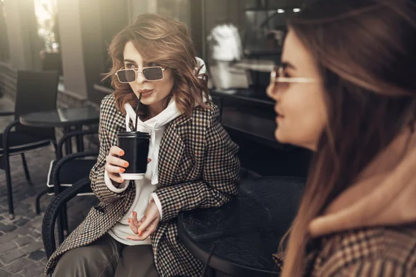 Портрет двух девушек моды, лучших друзей на открытом воздухе, кофе-брейк ланч в солнечный день — стоковое фото