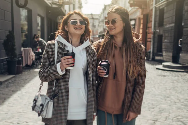 Portrait of Two Fashion Girls, Best Friends Outdoors, Coffee Break Lunch at Sunny Day — Stock Photo, Image