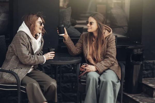 Portrait of Two Fashion Girls, Best Friends Outdoors, Coffee Break Lunch at Sunny Day — Stock Photo, Image