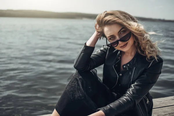 Retrato de mujer joven con estilo en chaqueta de cuero negro — Foto de Stock