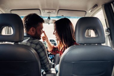 Mutlu Seyahat Çiftleri Yolculuk Keyifli Yolculuklar, Tatil Konsepti, Şehir dışında Tatil, İki Neşeli İnsan