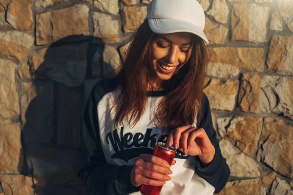 Menina Hipster bonita em Pullover com texto "Fim de semana para sempre" Caminhando na praia ao pôr do sol — Fotografia de Stock