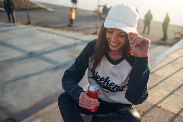 Belle jeune fille hipster en pull avec texte "Week-end pour toujours" Marcher dans la plage au coucher du soleil — Photo