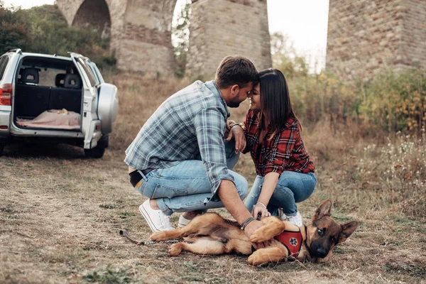 Casal viajante feliz juntos Aproveitando viagem de carro com seu cão, Conceito de férias, Férias fora da cidade — Fotografia de Stock