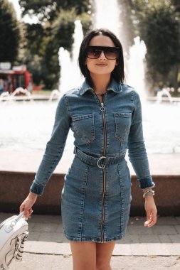 Kot pantolon giymiş güzel bir esmer kızın portresi.