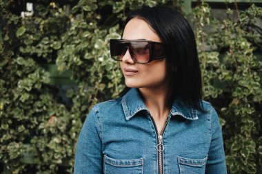 Kot pantolon giymiş güzel bir esmer kızın portresi.