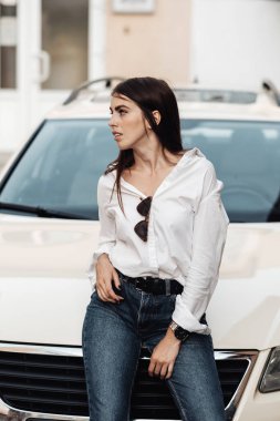 Araba, İş Kadını, Kadın Gücü Konsepti Yakınındaki Kot ve Beyaz Gömlekli Genç Bir Kadının Yakın Portresi