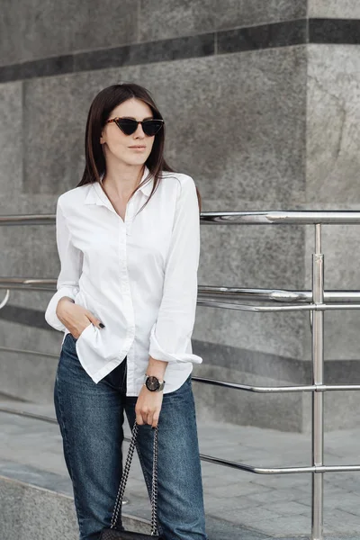 Portret jednej modnej dziewczyny ubranej w dżinsy i białą koszulę, Business Lady, Kobieca koncepcja mocy — Zdjęcie stockowe