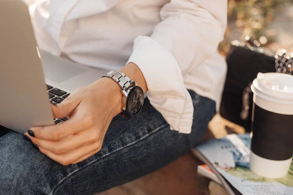 Portré egy divatos lány öltözött farmer és fehér ing gazdaság Laptop, szabadúszó munkavállaló, Business Lady, nő Power Concept — Stock Fotó