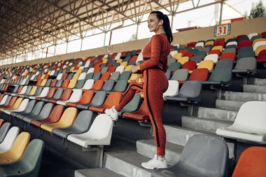 Şehir Stadyumu 'nda Spor Giysileri Giydirilmiş Moda Kıyafeti Egzersiz ve Eğitim Yapan Sağlıklı Yaşam Konsepti' nin Portresi