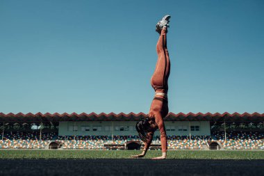 Şehir Stadyumu 'nda Spor Giyinen Spor Giysileri Giyen Spor Giysisi Egzersizi ve Taklalar Yapan Sağlıklı Yaşam Konsepti' nin Portresi