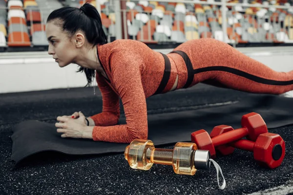 Portret van een sport fitness meisje gekleed mode sportkleding Outfit doet oefening en training in het Stadion van de stad, gezonde Lifestyle Concept — Stockfoto