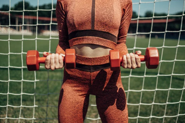 Retrato de um esporte Fitness Girl Vestida Moda Sportswear Roupa Fazendo Exercício com halteres e Treinamento no Estádio da Cidade, Conceito de Estilo de Vida Saudável — Fotografia de Stock