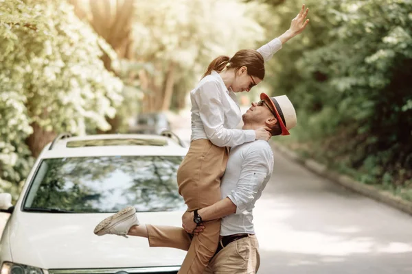 Jeune couple heureux habillé comme dans un t-shirt blanc s'amuser près de la voiture, week-end en dehors de la ville, vacances et voyage Concept — Photo