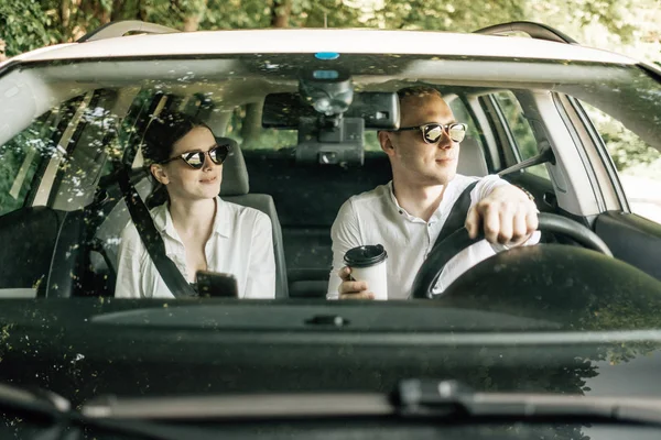 Feliz Pareja Viajera Juntos Disfrutando de Viaje por Carretera, Concepto de Vacaciones, Vacaciones Fuera de la Ciudad, Dos Personas Alegre — Foto de Stock