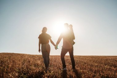 Mutlu Genç Aile Anne ve Baba Küçük Oğullarıyla Yaz Haftasonu Pikniği Sunny Day Sunset, Tatil Zamanı