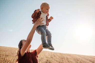 Mutlu Anne ve Küçük Oğlu Güneşli Gün Batımında Şehir dışındaki Hafta Sonu Keyifli Geçiriyor