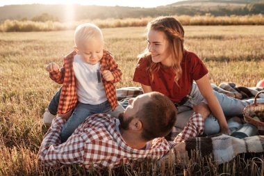 Mutlu Genç Aile Anne ve Baba Küçük Oğullarıyla Yaz Haftasonu Pikniği Sunny Day Sunset, Tatil Zamanı