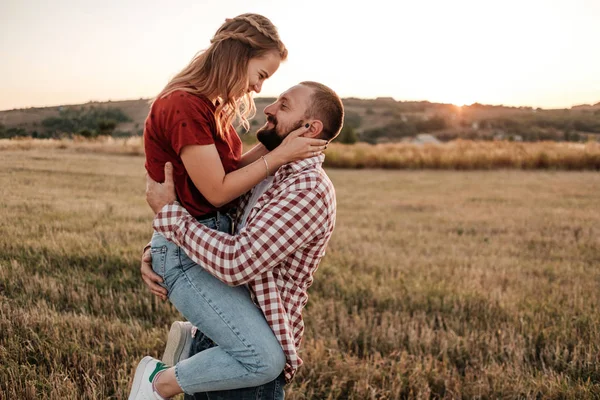 Retrato de feliz casal queda no amor — Fotografia de Stock