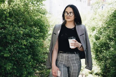 Park Siyah T-shirt ve Ceket Sevimli Esmer Kız Portresi