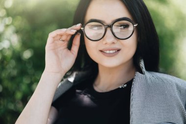 Gözlüklü Sevimli Esmer Kız Portresi