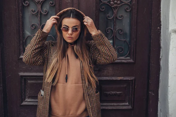 Retrato de moda menina ao ar livre, vestindo jaqueta elegante — Fotografia de Stock