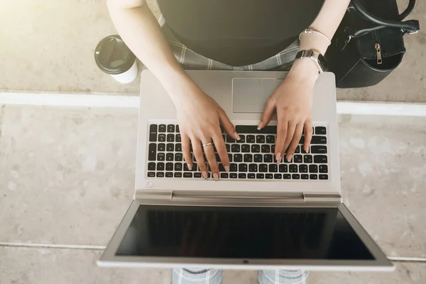 Mulher trabalhando no laptop ao ar livre, conceito freelance — Fotografia de Stock