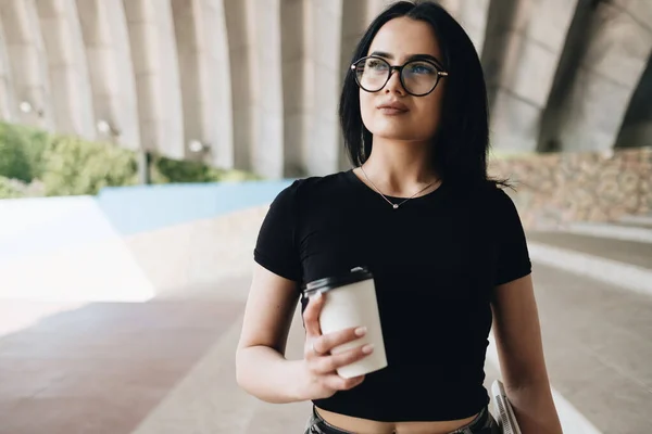 Ritratto di Ragazza bruna carina in T-shirt nera con computer portatile, Concetto freelance — Foto Stock