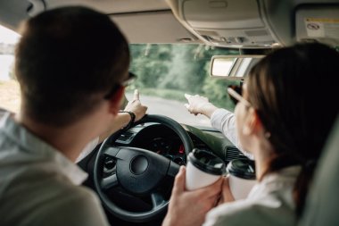 Mutlu Seyahat Çiftleri Yolculuk Keyifli Yolculuklar, Tatil Konsepti, Şehir dışında Tatil, İki Neşeli İnsan