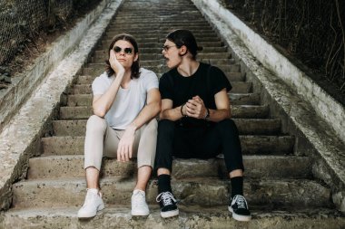 Merdivenlerde oturan iki şık ikiz kardeş.