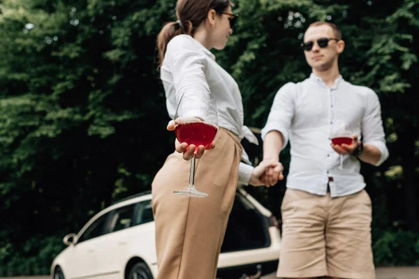 Fiatal boldog pár öltözött Alike fehér póló Szórakozás közel az autó, Hétvége városon kívül, Ünnepek és Road Trip koncepció — Stock Fotó